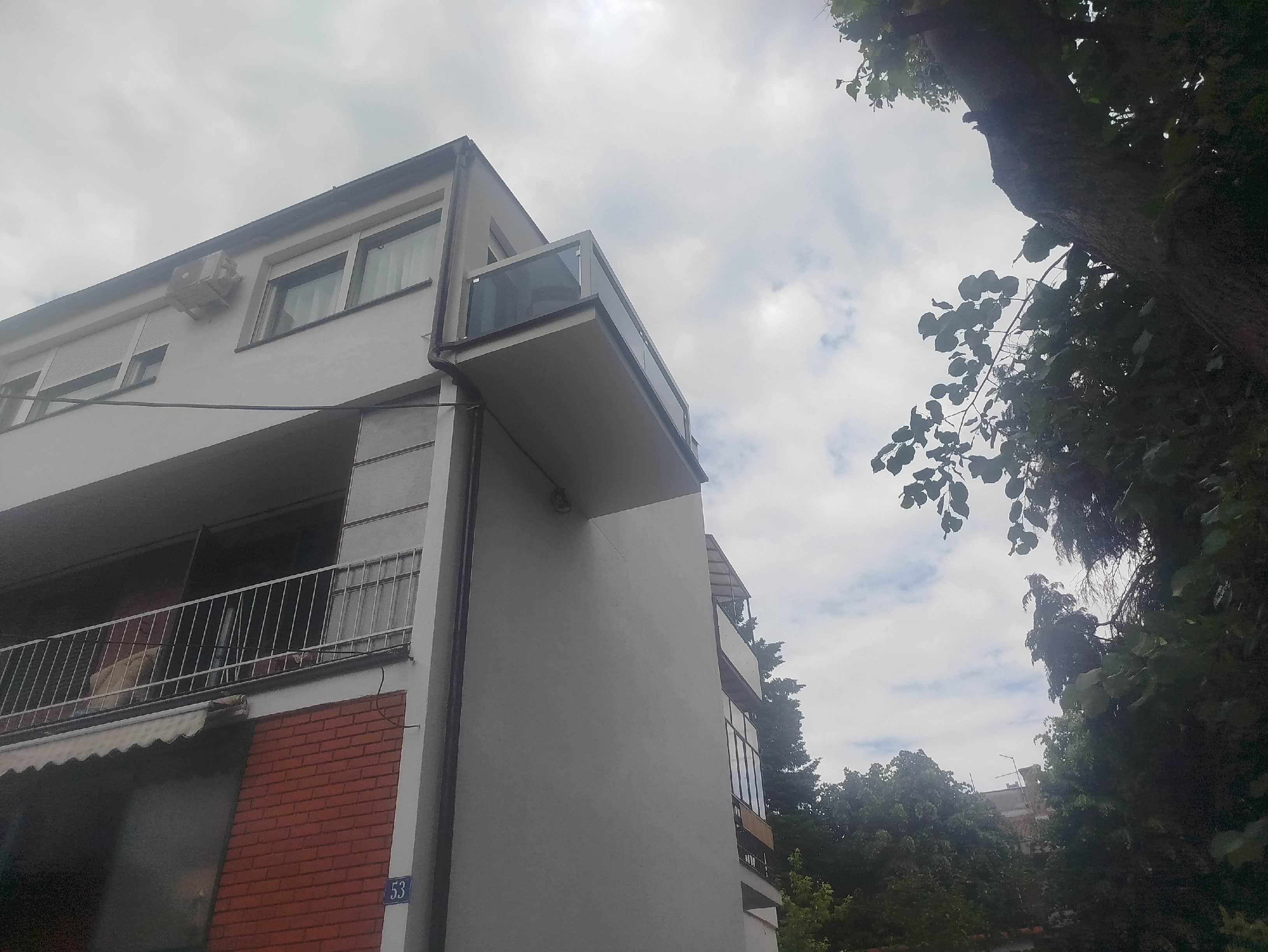 Montažna terasa na stambenoj zgradi — ugaoni pogled